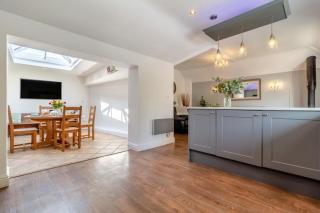 Tilly's, a two bedroom holiday retreat with hot tub and views of the pond - Barningham - 3
