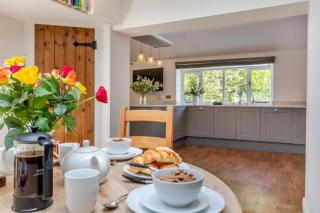 Tilly's, a two bedroom holiday retreat with hot tub and views of the pond - Barningham - 1