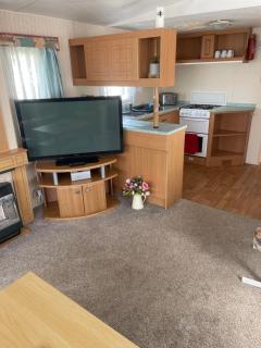 Sealands Highbury next to fantasy island and beach 8 berth beds made up for arrival - 3