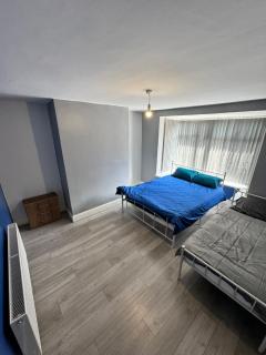Giga Residential 4 Bedrooms, 8 guests , Near City Centre, Arcade Machine, Sky TV, Netflix, Free Wifi, Free Parking - Newcastle upon Tyne - 1