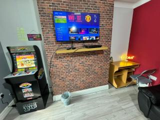 Giga Residential 4 Bedrooms, 8 guests , Near City Centre, Arcade Machine, Sky TV, Netflix, Free Wifi, Free Parking - Newcastle upon Tyne - 4