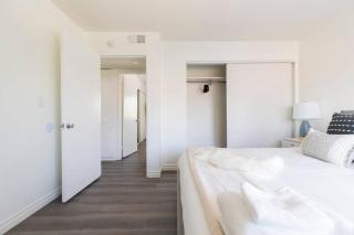 Modern 2BR Condo with King Bed & Balcony near LA - Alhambra - 8