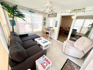 Cozy 2BR Cottage with Sun Room, Pool, Jaccuzi, Sleeps 6! 1 Mile to Beach! - Wells - 8