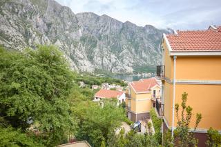 GREEN HILL Aparts with POOL & SCENIC VIEW - 1