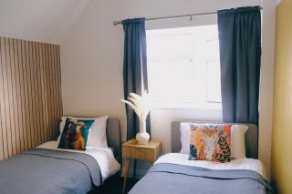 Bee Stays - Long Lane - Warrington - 9