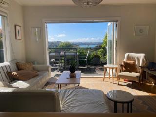 Oneroa 5 Star Views and Location II - Waiheke Escapes - 9