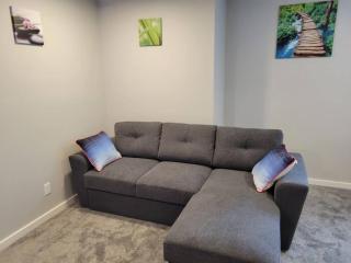 Cozy vacation! 3min from Cinema Plex, Biggest YMCA, South Health Campus, etc - 3