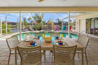 Tropical Palms SW Cape - waterfront private home, locally owned & managed, fair & honest pricing - Cape Coral - 3