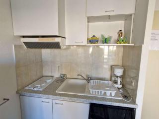 Studio Cabine avec Piscine, Terrasse et Parking, Proche Commodités - FR-1-387-206 - 8