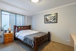 Spacious 5B2B house near airport - 9