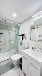 Jozsef 28 Apartment - 5 mins to New York Cafe - Budapest - 4