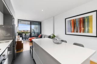 Executive 2 bed 2 bath with City & Garden Views - 9