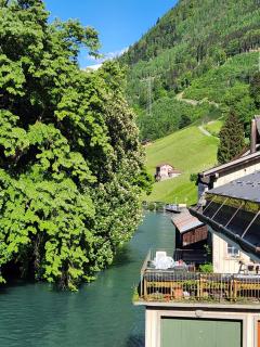 Spacious cellar studio surrounded by mountains and lake - Schwanden - 9