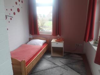 Das Haus mit der roten Telefonzelle - Apen - 9