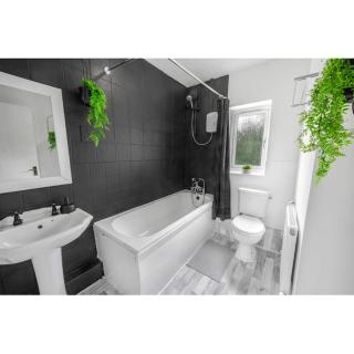 Manchester City Centre House, perfect for long stays! Parking, Wifi, Outdoor space - 3