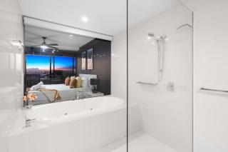 Converted 2 Bedroom Apartment - Hinterland View - No parking - Circle on Cavill - Self Contained, Privately Managed - Wow Stay - Gold Coast - 4