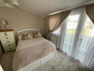 Seaview Caravan 2 Bedroom Sleeps 6 -WiFi -Smart Tv - 1