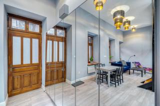 Azure Oasis in the Heart of the City - Budapest - 4