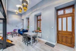 Azure Oasis in the Heart of the City - Budapest - 3