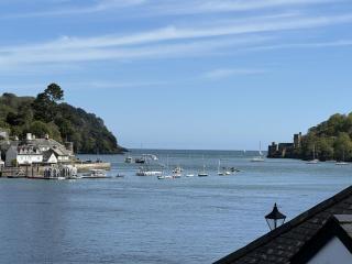 Seascape - Waterfront apartment, glorious views and parking - 8