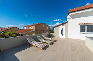 Ema's Olive Garden Apt 1 with private parking, just 10 minutes drive from sandy beach - Poličnik - 6