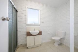 Lil Greenviews, studio room with queen bed - 4