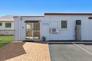 Lil Greenviews, studio room with queen bed - 1