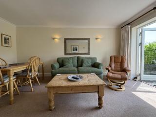 Orchard Cottage - Walking distance of the river, charming sunny patio, quiet location - 6
