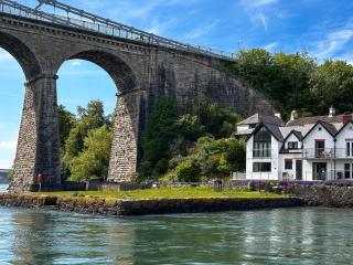 Hiraethog - Menai Bridge - 0