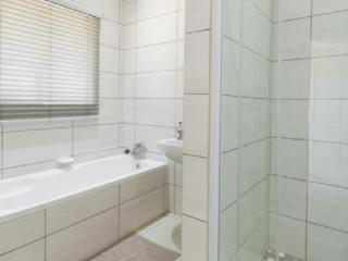 Flying Ostrich Guesthouse & Self-catering Accommodation - Mariental - 9