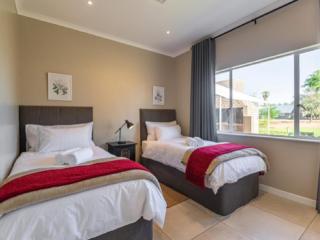 Flying Ostrich Guesthouse & Self-catering Accommodation - Mariental - 7