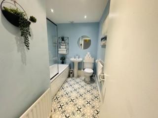 Stunning semi-detached townhouse, Holywood, Sleeps 6 - 10 mins from Belfast - 6