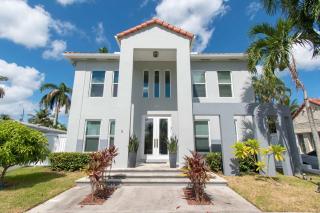 Spacious 5BR home w heated pool fire pit - 8