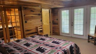 Smoky Mountain Getaway-Spacious 3BR Cabin w Hot Tub, & Free Attraction Tickets - Pigeon Forge - 5