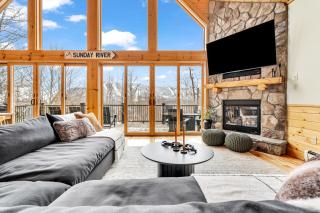 Expansive Chalet, Hottub, Mtn Views, 3-mins Sunday River, Sleeps 16 - Newry - 3