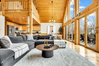 Expansive Chalet, Hottub, Mtn Views, 3-mins Sunday River, Sleeps 16 - Newry - 2