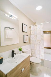 Centro, Hospital y Campus Universitario a 5 minutos - Camas de primera - Lavadora - SmartTV - Wifi 1 GB - Teletrabajo - 2