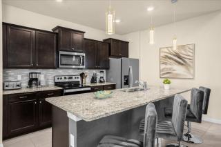 7 Bedrooms- 6 Bathrooms- Windsor Island 4057 La - Davenport - 5
