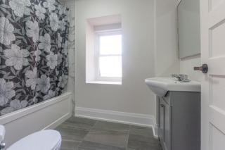 Cozy, Fully Renovated Home Near Lake- Lorne Park - Mississauga - 7