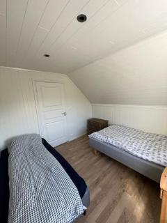 Feriehus og naust i idylliske omstendigheter - 1