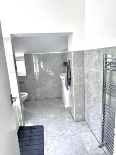 Gillingham 4 bed Guest House - 6
