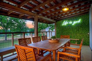 Hollmig Haus - Sleeps 12 with Hot Tub & Beauty Bar - Fredericksburg - 8