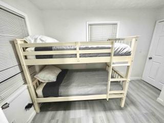 Modern cozy with pool and big backyard - 2