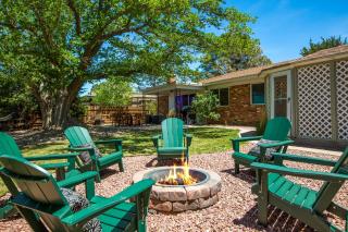 Oasis Retreat - Hot Tub - King Bd - Fire Pit - Games - Near Golf - 4 Bdrm - Sleeps up to 12 - Albuquerque - 8