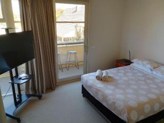 Lovely 2 bedroom apartment across from Shepp Lake. - Shepparton - 7