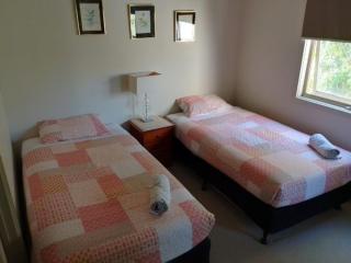 Lovely 2 bedroom apartment across from Shepp Lake. - Shepparton - 5