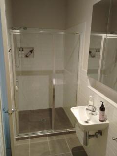 Lovely 2 bedroom apartment across from Shepp Lake. - Shepparton - 4