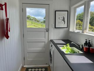 THE GRAPE SHED COTTAGE - Coast & Country - 1