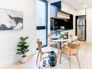 Elegant 2BR Skyline Apt Free Parking - 7