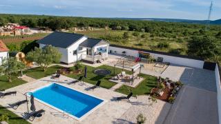 Holiday home Aprilis with pool, jacuzzi and sauna - Galovac - 8
